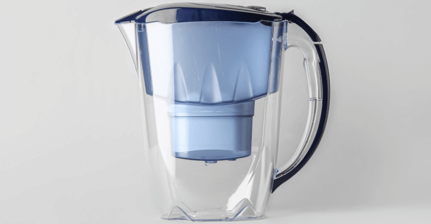 Фільтр для води на світлому тлі